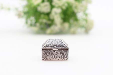 Caixa de comprimidos em prata com adornos em alto relevo